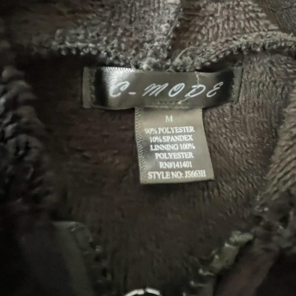 Black velour zip-up hoodie with faux fur trim #y2kfashion #velourhoodie
-878 - Picture 3 of 5